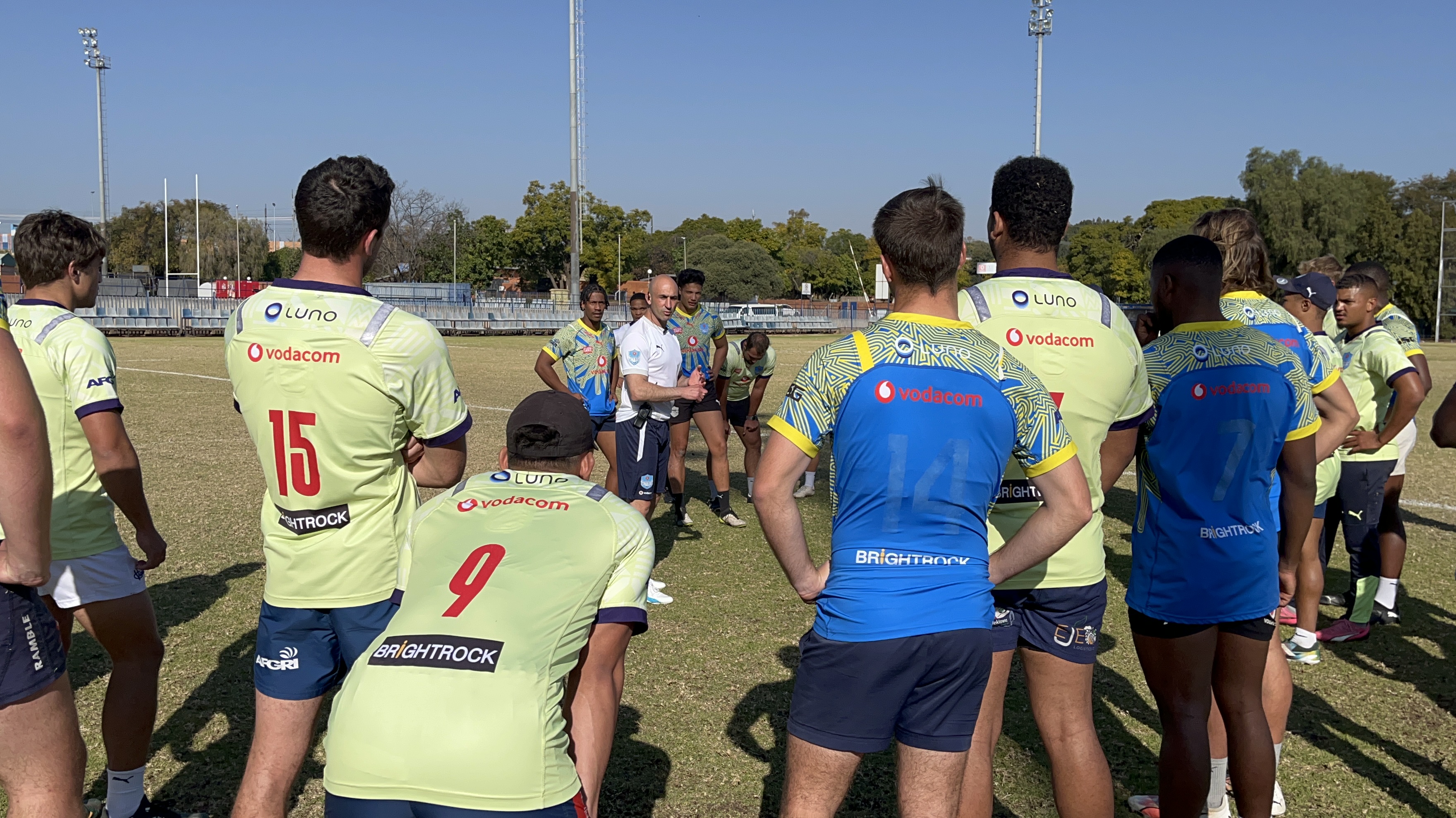 Ben addressing the Vodacom Bulls junior squad in a team huddle